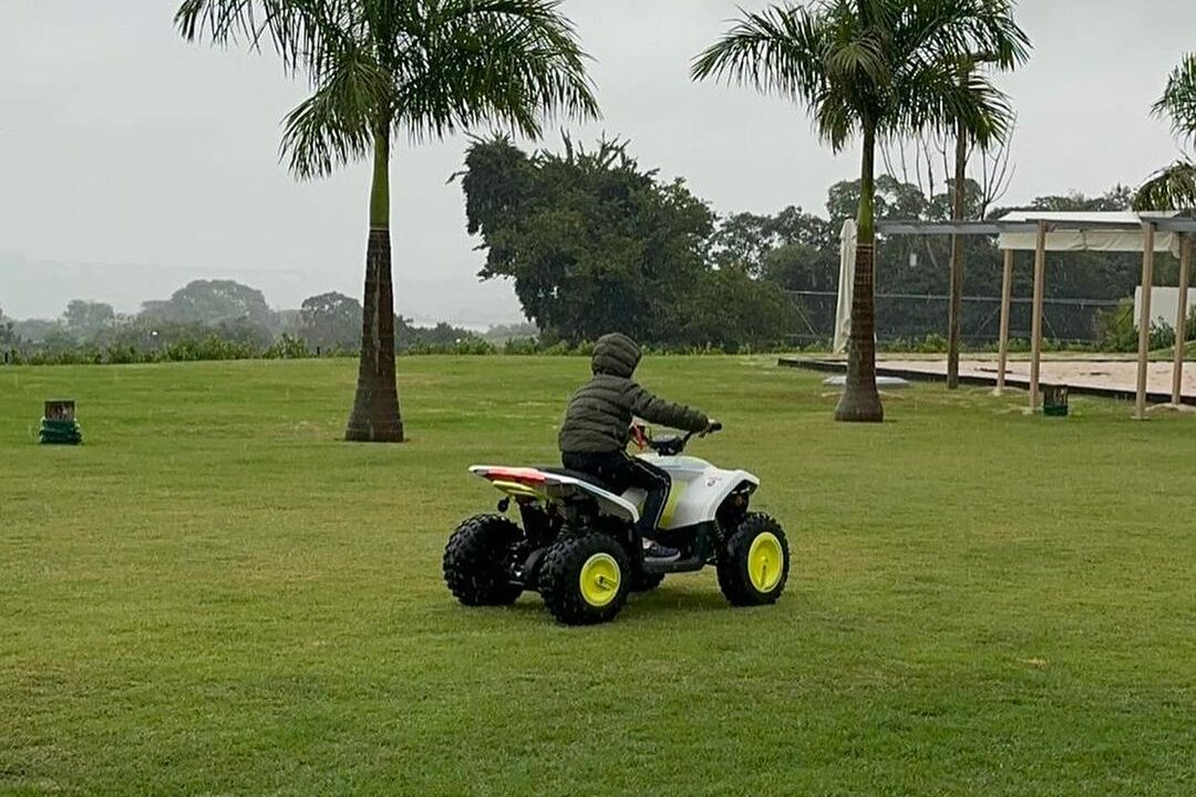 criança se divertindo em condominio