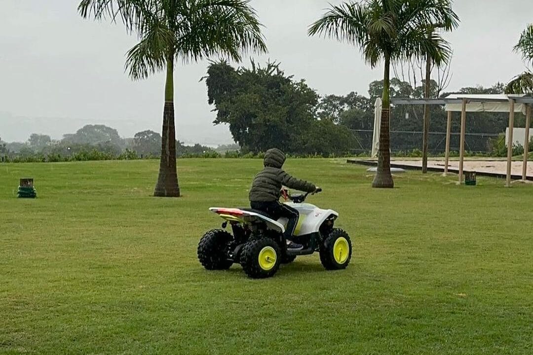 criança se divertindo em condominio